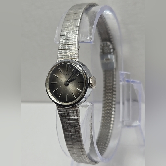 1974 Vintage Womens Timex Chrome Plated 17 Jewels Manual Wind Watch Petite Runs - Picture 2 of 10